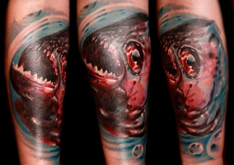 恐怖风格的血色鱼纹身图案