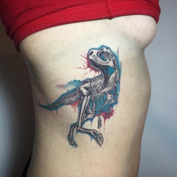 侧肋插图式彩色恐龙骨架纹身图案
