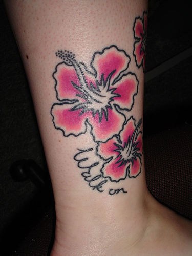 腿部彩色简约的芙蓉花纹身图案