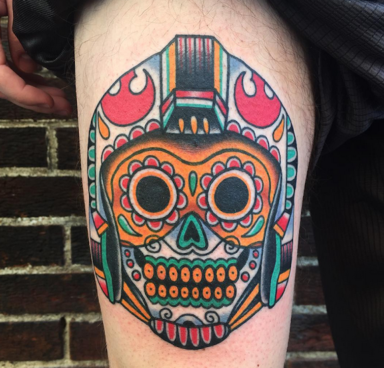 大腿墨西哥传统风格彩色骷髅与头盔纹身图案
