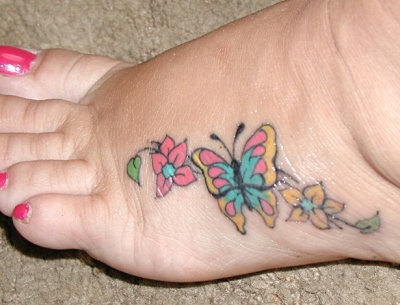女性脚背彩色蝴蝶花纹身图案