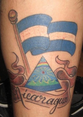 手臂彩色尼加拉瓜国旗与三角纹身图案