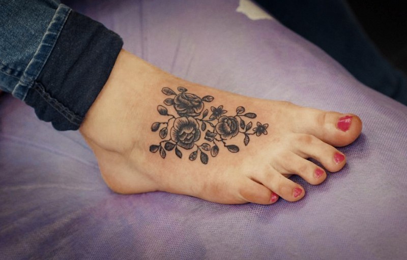 女性脚背灰水墨花朵纹身图案