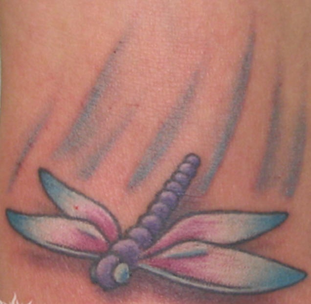 粉红和紫色蜻蜓纹身图案