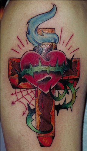 十字架和心形红色纹身图案