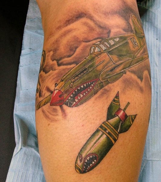 腿部滑稽的彩色轰炸机和炸弹纹身图片