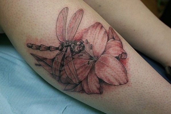 小腿蜻蜓坐在花朵上纹身图案