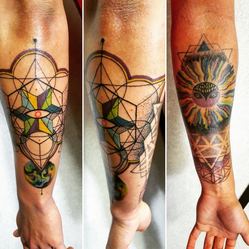 手臂印度教风格彩色装饰品和神秘太阳纹身