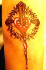 流血的心和木制十字架纹身图案