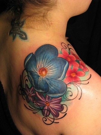 肩部五颜六色的花朵纹身图案