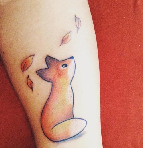 手臂简单的自制像彩色小狐狸纹身图案