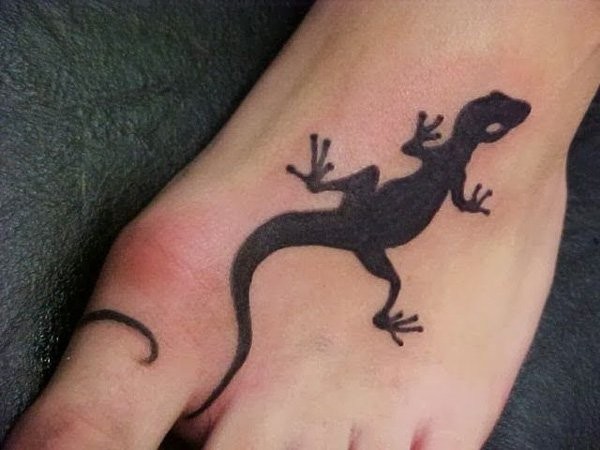 脚背黑色小蜥蜴简影纹身图案