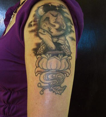 肩部棕色大花上的乌龟纹身图案