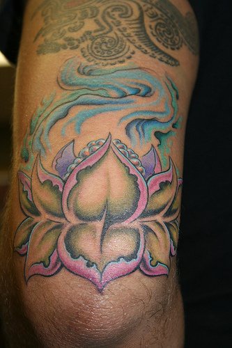 腿部彩色神圣印度教莲花纹身图案