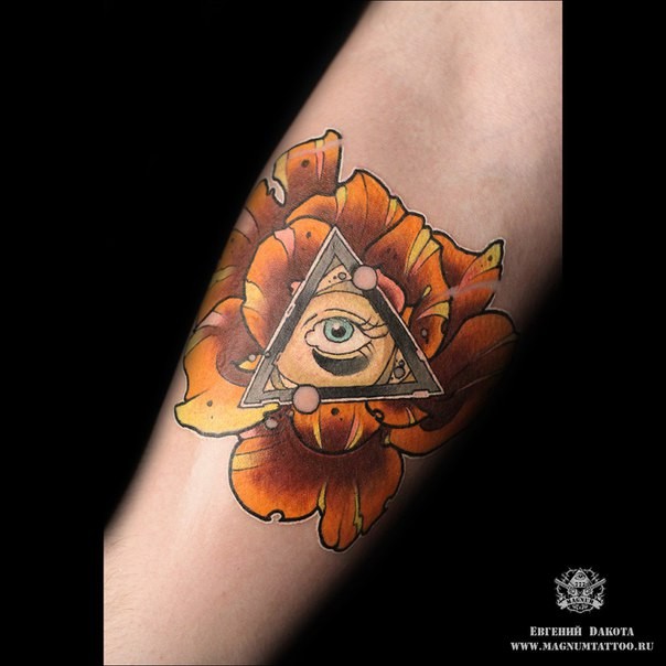 现代传统风格彩色花朵与三角形和眼睛纹身图案