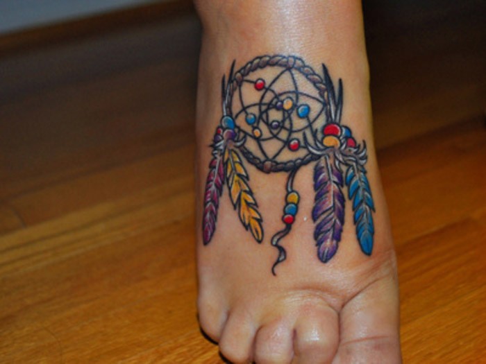 女性脚背彩色捕梦网纹身图案