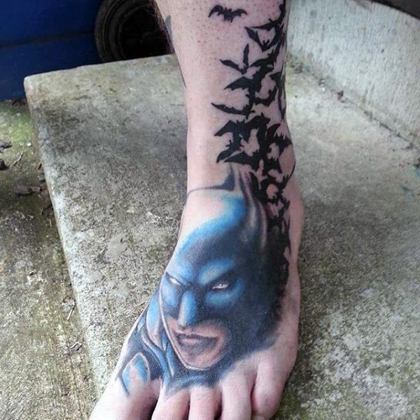 脚背彩色可怕的蝙蝠侠与蝙蝠纹身