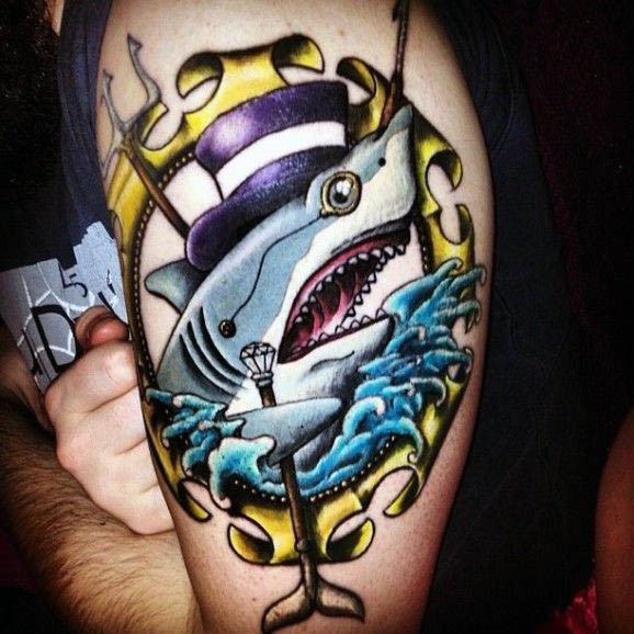 肩部彩色滑稽的绅士鲨鱼纹身图案