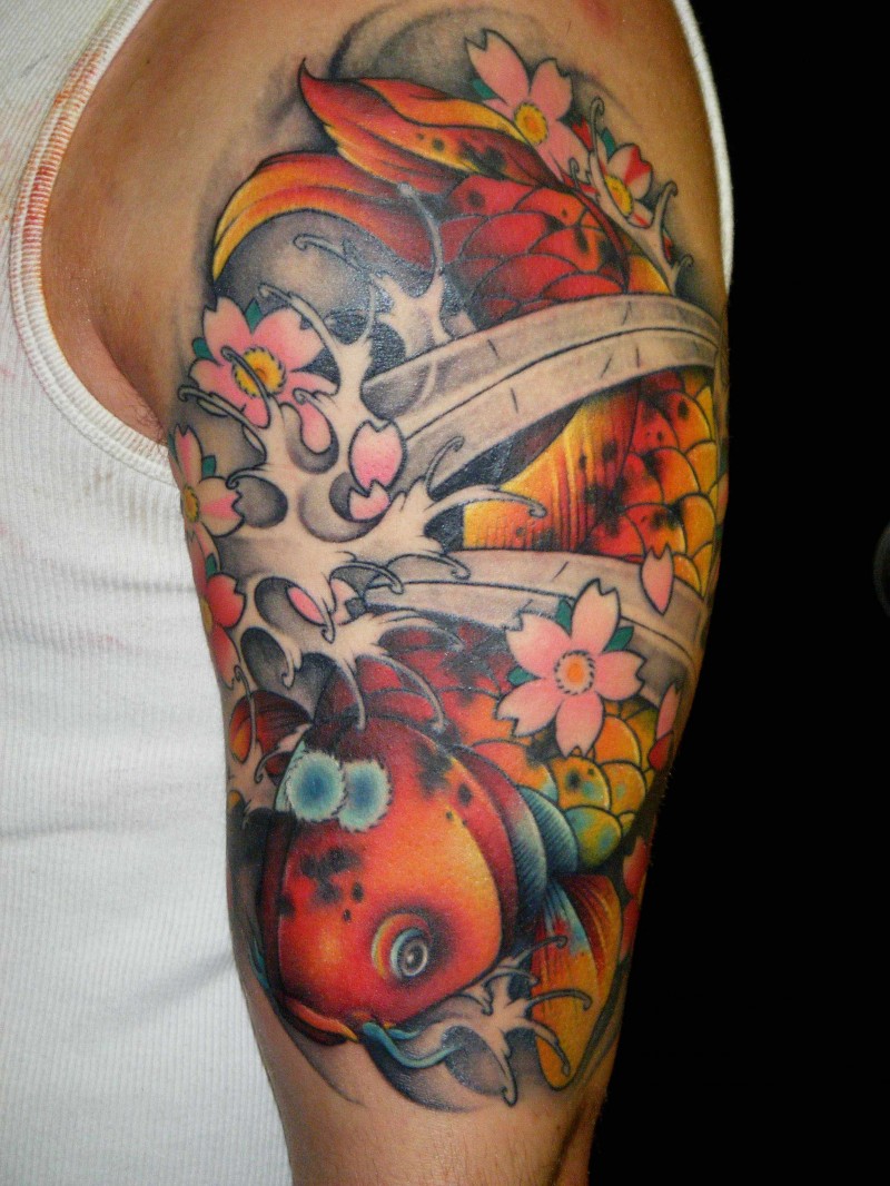 大臂五颜六色的锦鲤鱼纹身图案