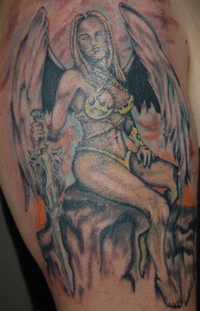 肩部彩色带翅膀的女战士纹身图案