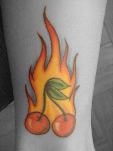 色彩鲜艳的樱桃和火焰纹身图案