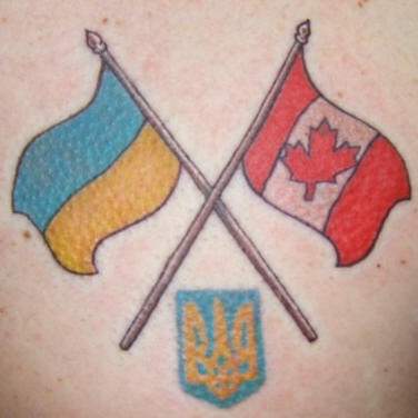 背部彩色乌克兰和加拿大国旗纹身图片