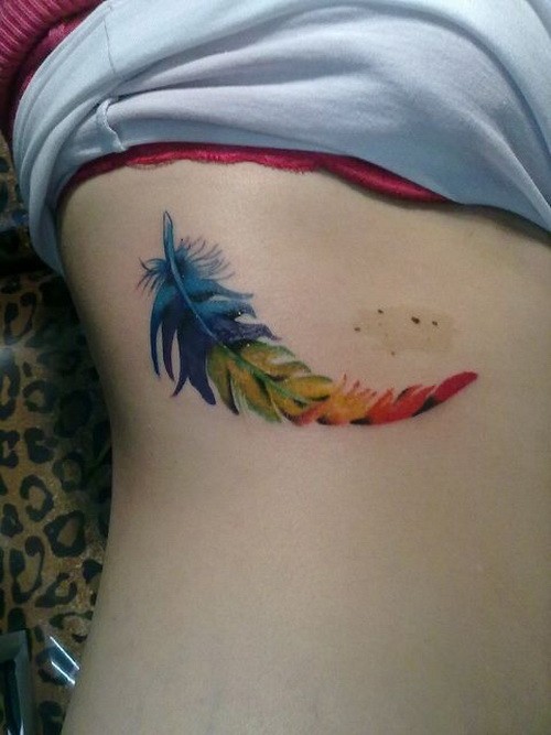 肋骨好看的彩色羽毛纹身图案