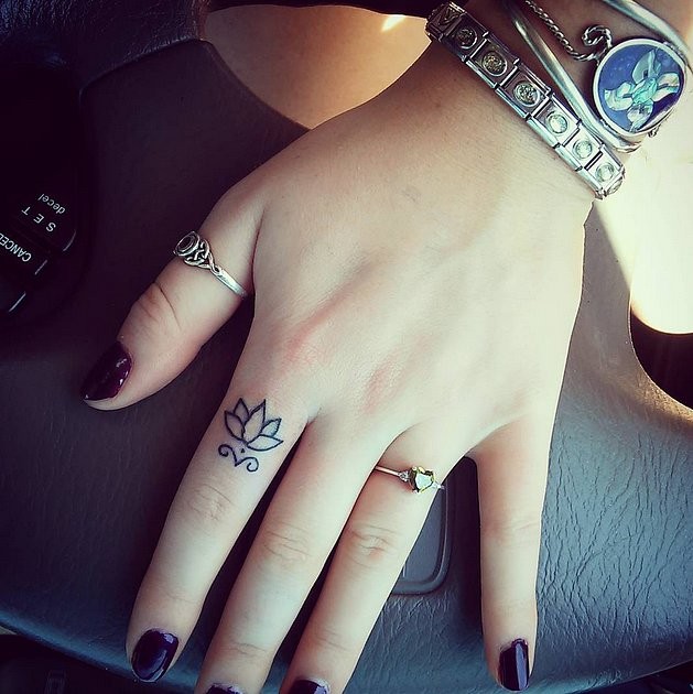 手指可爱简单的莲花纹身图案