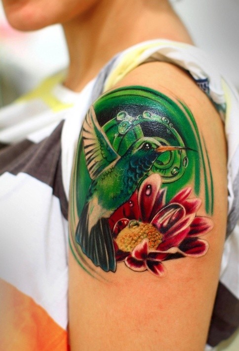 肩部可爱多彩的蜂鸟花卉纹身图案