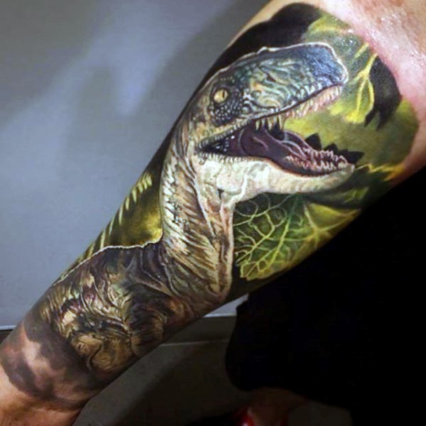 手臂写实风格彩色咆哮恐龙纹身图案