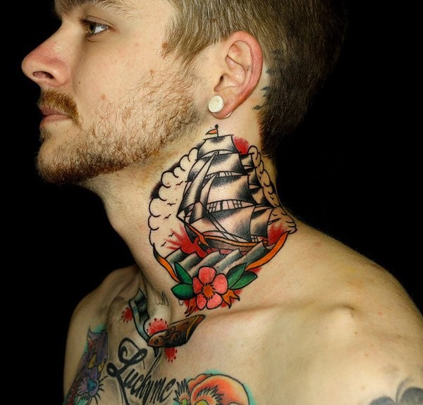 男性脖子老派风格的彩色船与花纹身
