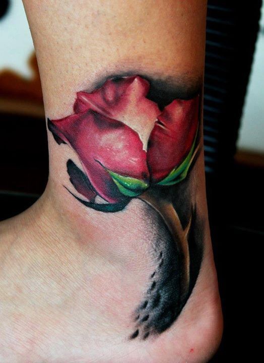 脚部彩色逼真的玫瑰花纹身图案