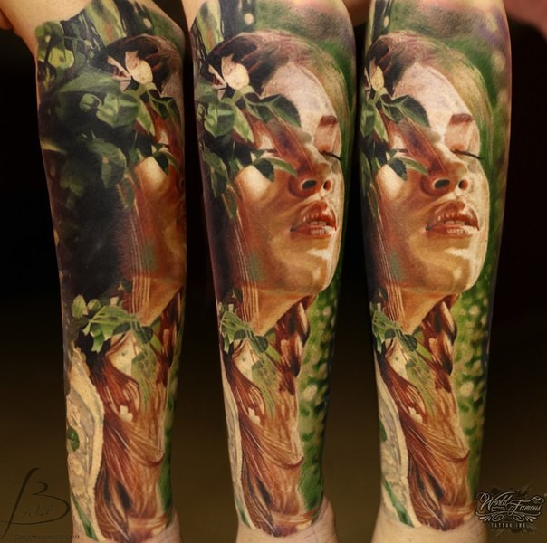 腿部彩色甜美女孩的画像与植物纹身