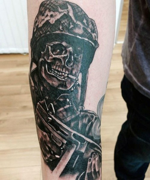 手臂二战主题的插画风格骷髅士兵纹身