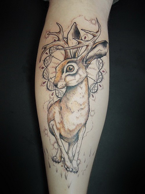 小腿不寻常的兔子与鹿结合纹身图案