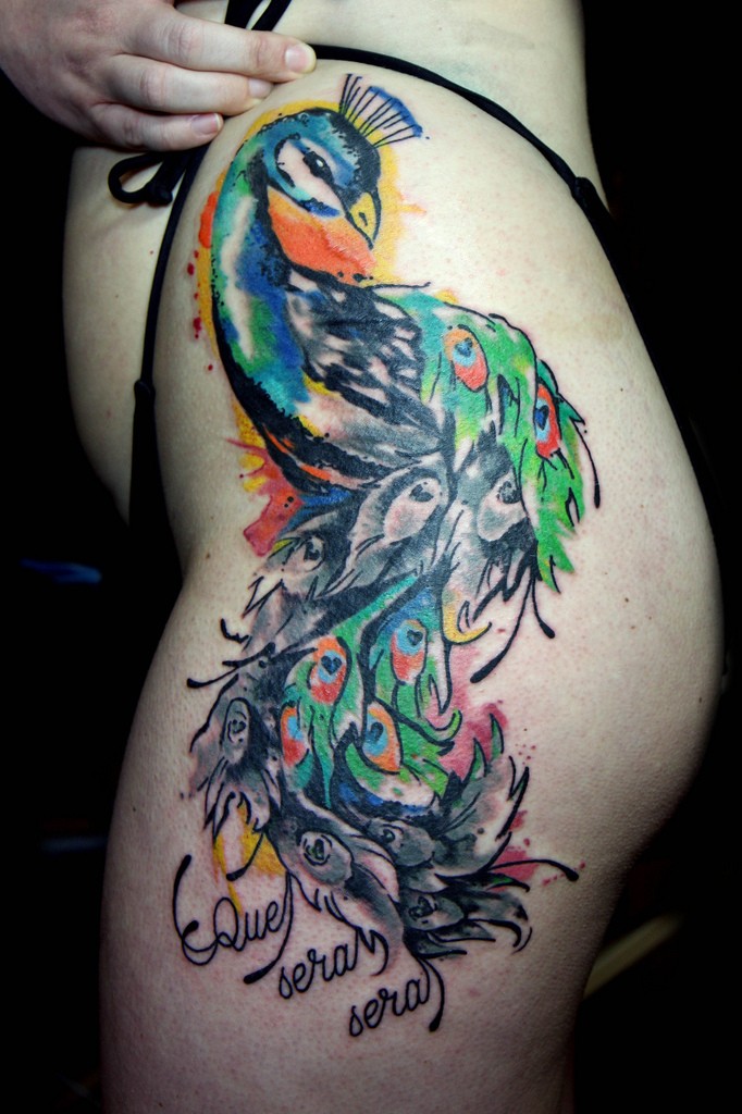 大腿鲜艳美丽的孔雀纹身图案