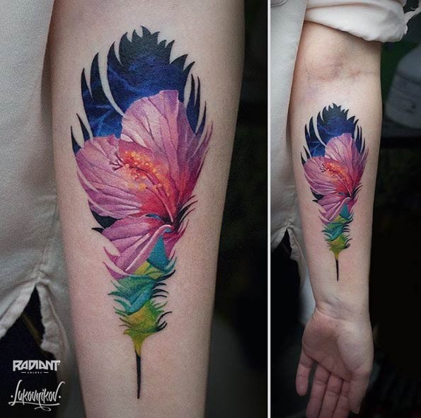 女性手臂彩色逼真的小花朵纹身图案