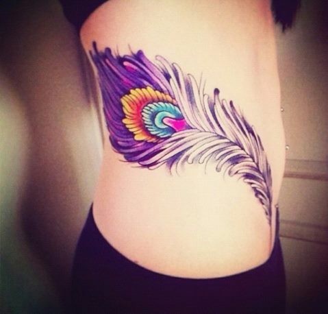 女生腰部美妙的彩绘羽毛纹身图案