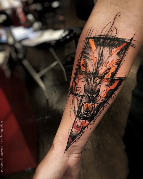 小臂闪电式彩色恶魔的狮子脸纹身图案
