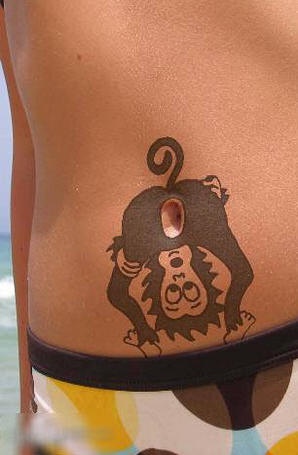 腹部黑色猴子屁股纹身图案