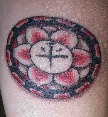 肩部彩色印度教莲花与咒语纹身图案