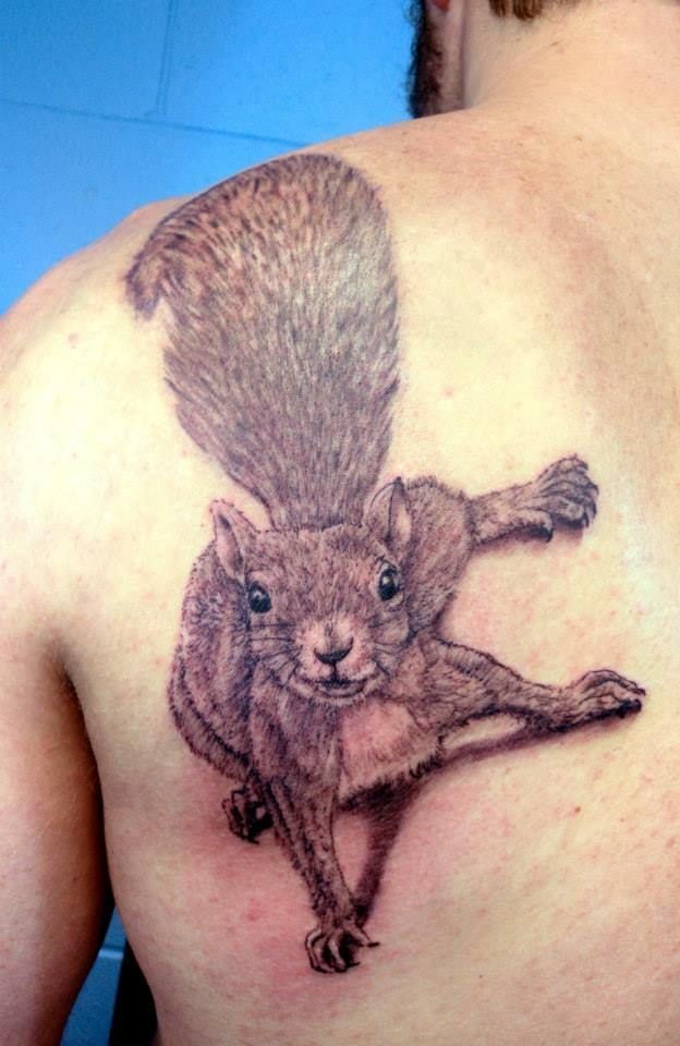 背部酷炫的松鼠纹身图案