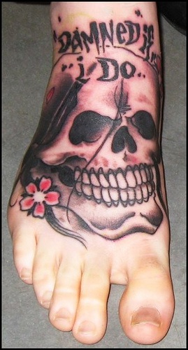 脚背彩色骷髅头与花朵纹身图案