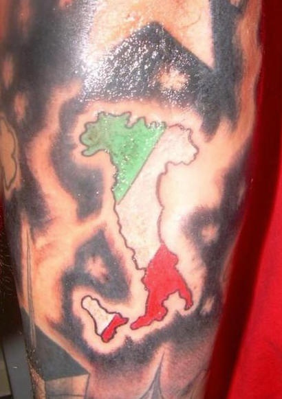 腿部彩色意大利地图和国旗纹身图案