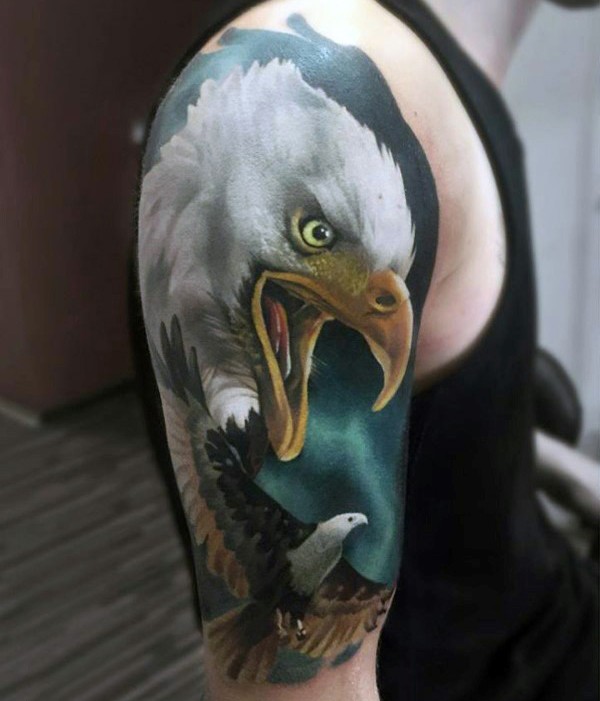 令人惊叹的手臂鹰纹身图案