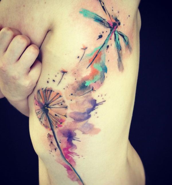 侧肋水彩蜻蜓和蒲公英纹身图案