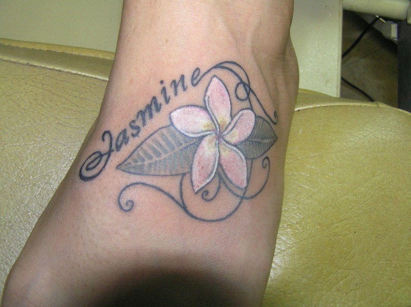 脚背可爱的茉莉花与英文字母纹身图案