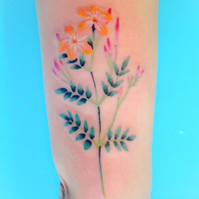 手臂小清新彩虹色花朵纹身图案