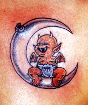 月亮上的可爱小恶魔纹身图案