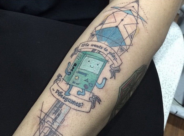 手臂线条彩色刺青幻想机器人和刻字纹身图案